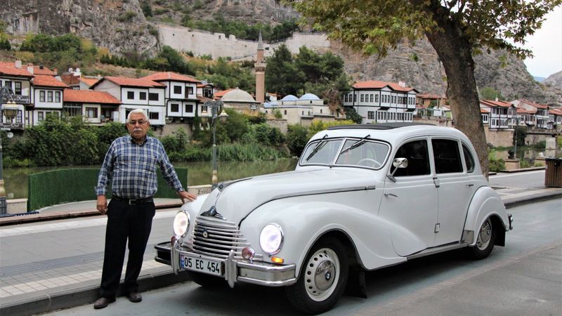 Amasya'da benzeri görülmeyen 70 yıllık klasik otomobiline 1.5 milyon lira teklif ettiler