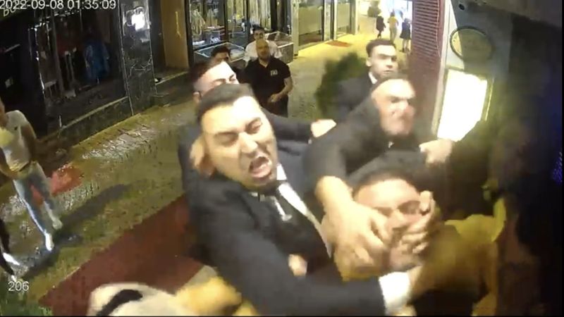 Ortaköy'de 3 kişiyi döven güvenlik görevlileri yakalandı: 1’i tutuklandı