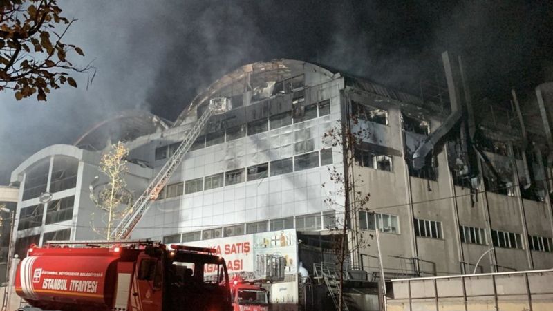 Sultanbeyli’de tencere fabrikasında yangın