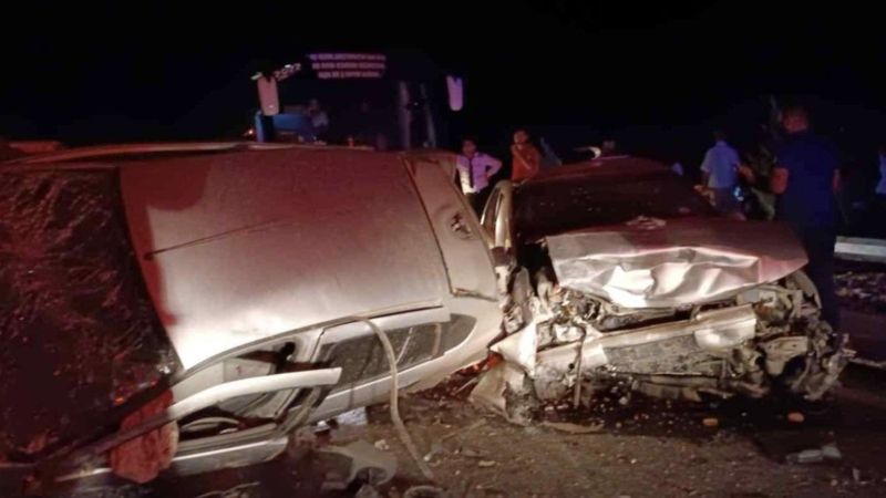 Adıyaman’da 2 araç çarpıştı: 1’i ağır 5 yaralı