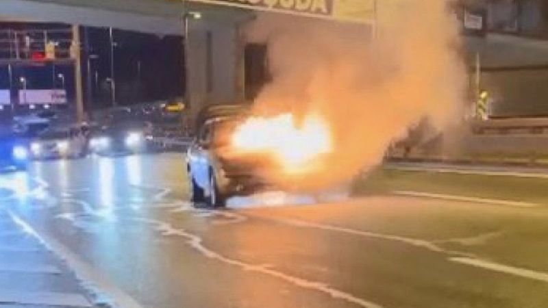 Beyoğlu'nda seyir halindeki otomobil alev aldı