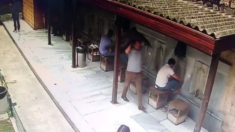 Fatih'te abdest alacakmış gibi yaparak, askıdaki ceketten 10 bin dolar çaldı