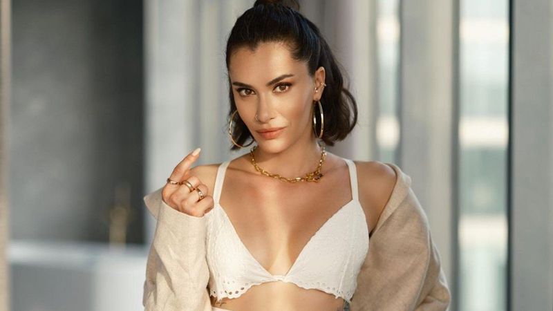 Hande Doğandemir vücudunu yorganla kapatıp deniz girdi! 'Alev aldı buralar'