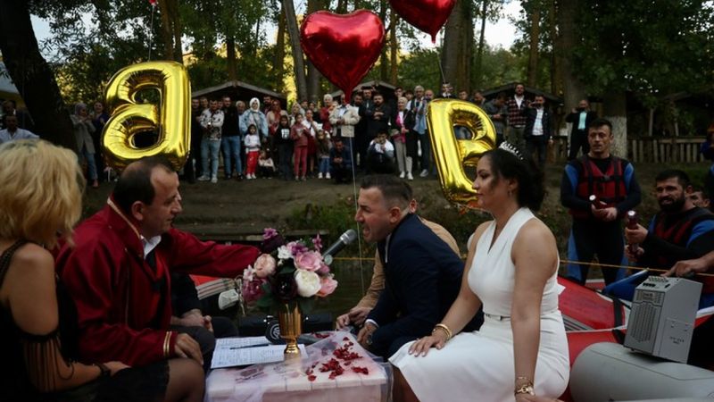 Düzce'de tanıştıkları rafting botunda evlendiler