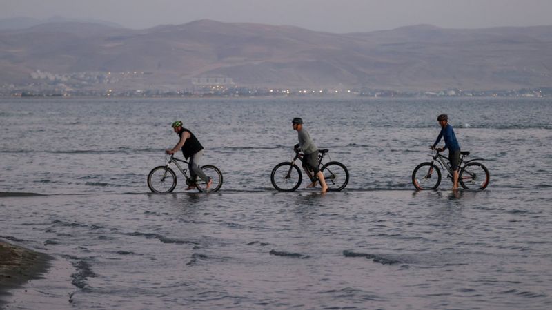 Van Gölü'nde oluşan adacıklarda bisiklet sürdüler