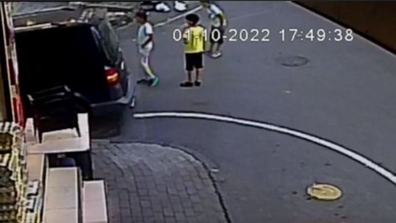 Gaziosmanpaşa sokakta oynayan çocuklar, kazadan saniyeler ile kurtuldu