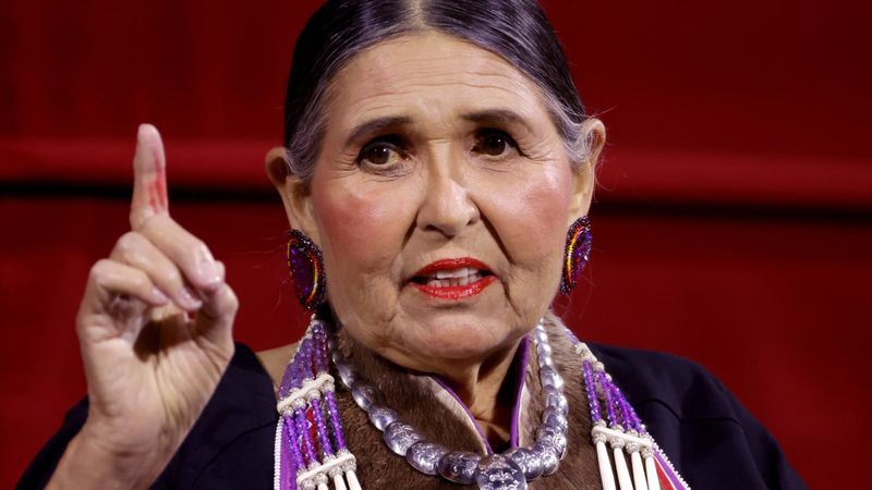 Marlon Brando’nun Oscar’ını reddeden aktivist Sacheen Littlefeather hayatını kaybetti
