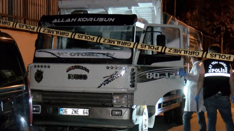 Bayrampaşa'da kamyonette erkek cesedi bulundu 