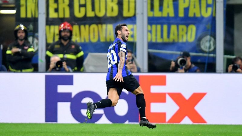 Hakan Çalhanoğlu, Barcelona maçında en değerli oyuncu seçildi