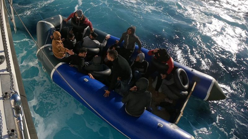 Kuşadası’nda 24 kaçak göçmen yakalandı, 48’i kurtarıldı