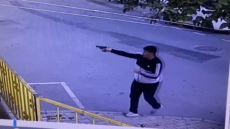 Gaziosmanpaşa'da silahlı saldırıda yoldan geçen kadın vuruldu