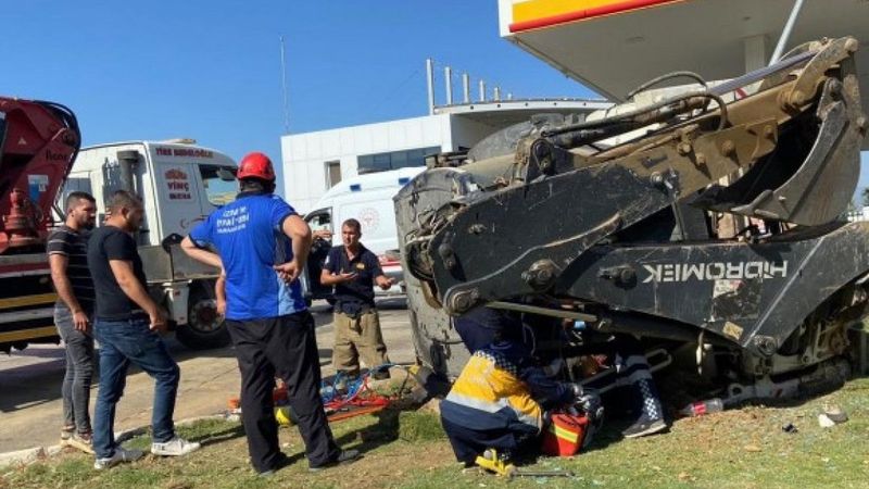 İzmir'de tır ile çarpışan kepçenin operatörü hayatını kaybetti
