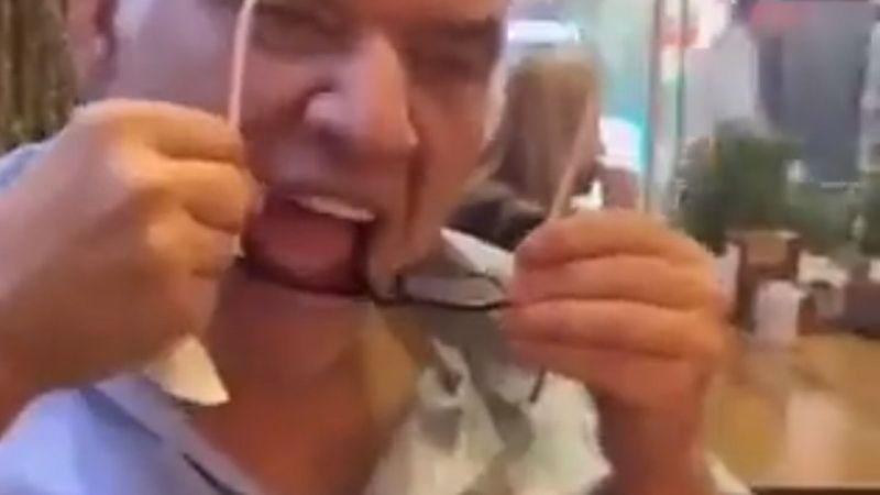 Ahmet Çakar'ın gözlüklerini silme şekli tartışma yarattı