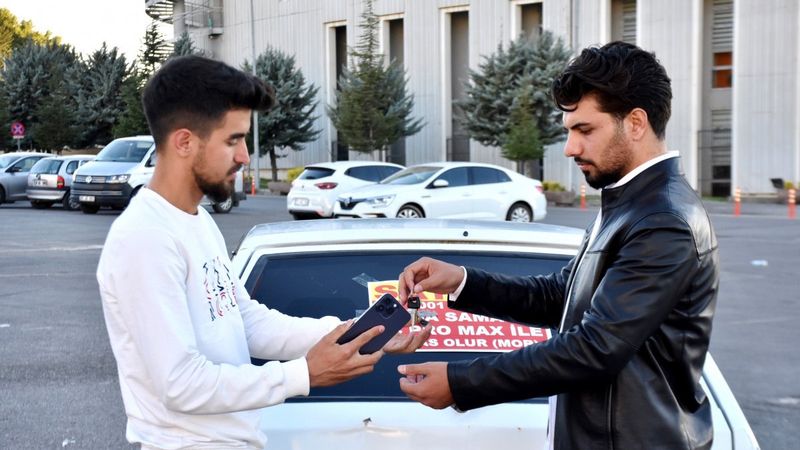 Malatya'da aracını son model iPhone ile takas etti
