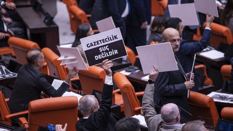 Sosyal medyada dezenformasyon yasası görüşmeleri: Muhalefet TBMM'yi sabote etti