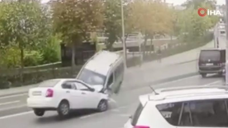 Eyüpsultan’da karşı şeride uçan araç otomobile çarptı