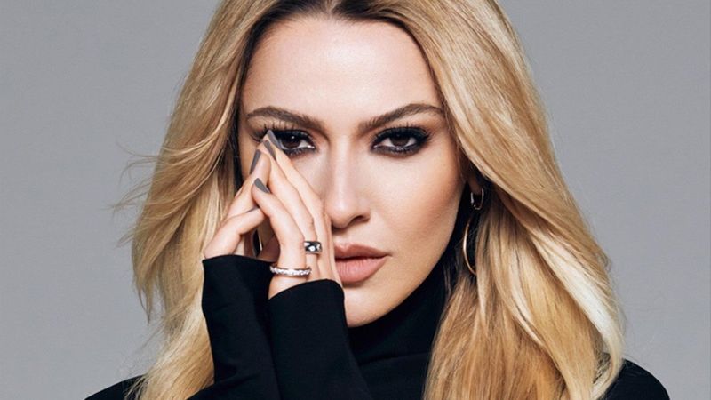 Hadise ceketinin önünü açınca olanlar oldu! Dekoltesi sosyal medyayı salladı! 'Ayrılık yaramış'