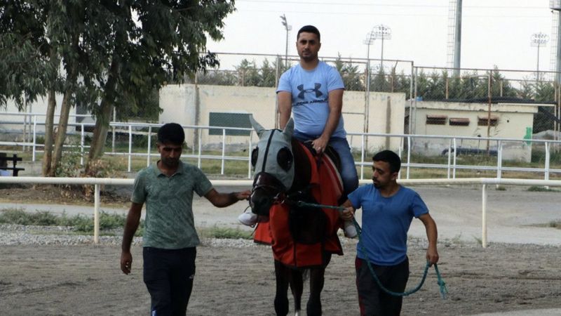 Adana'da 41 gün komada kalan jokey Samet, 18 ay sonra ata bindi