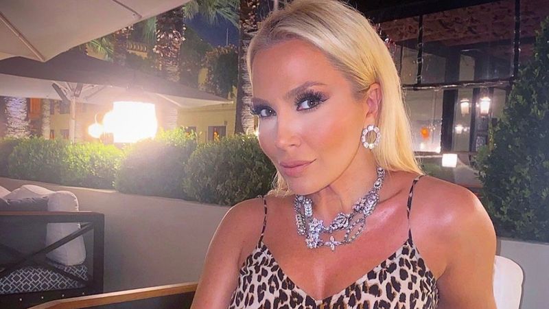 Lerzan Mutlu iç çamaşırsız giydiği kıyafetiyle nefesleri kesti! 'Kadın yaktı ortalığı'