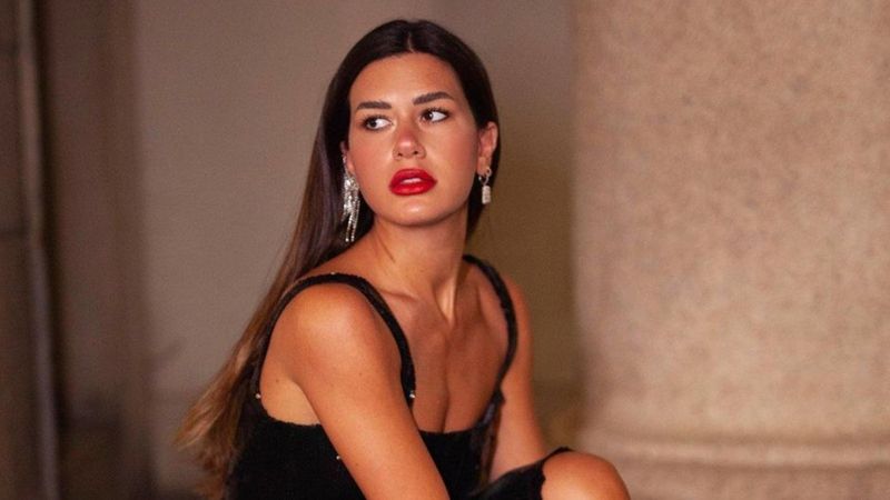 Fenomen Sibil Çetinkaya Milano'da çömelerek poz verdi! 'Yine alev gibisin'