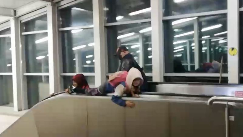 Marmaray'da çocukların tehlikeli oyunu