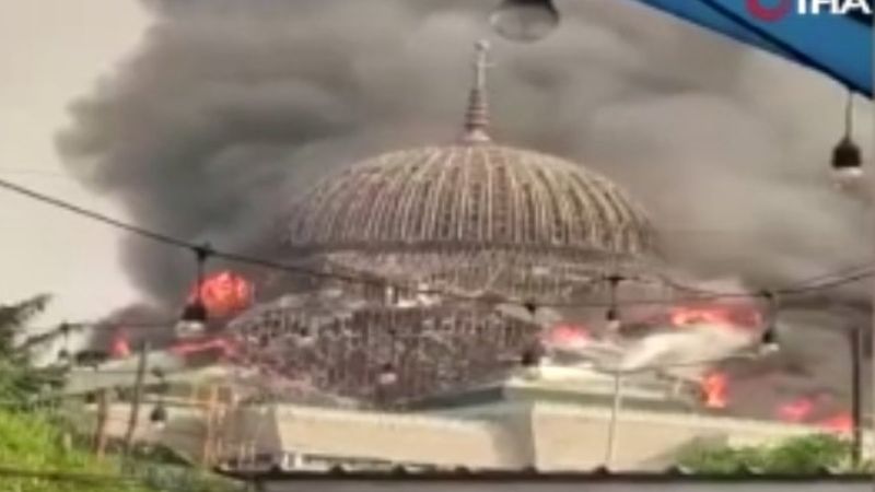 Endonezya’da yanan caminin kubbesi çöktü