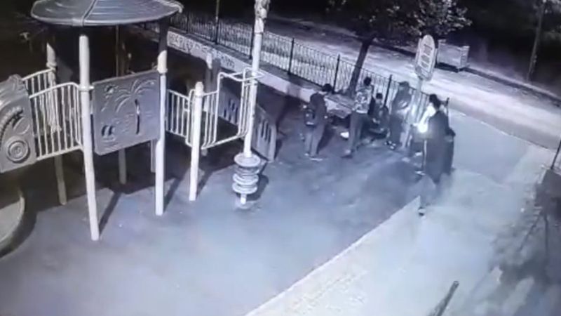 Arnavutköy’de çöp kovasını ateşe verip, tekmelediler