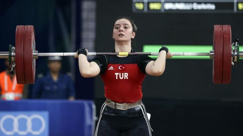 Milli halterci Nuray Güngör Levent'ten Avrupa'da gümüş madalya