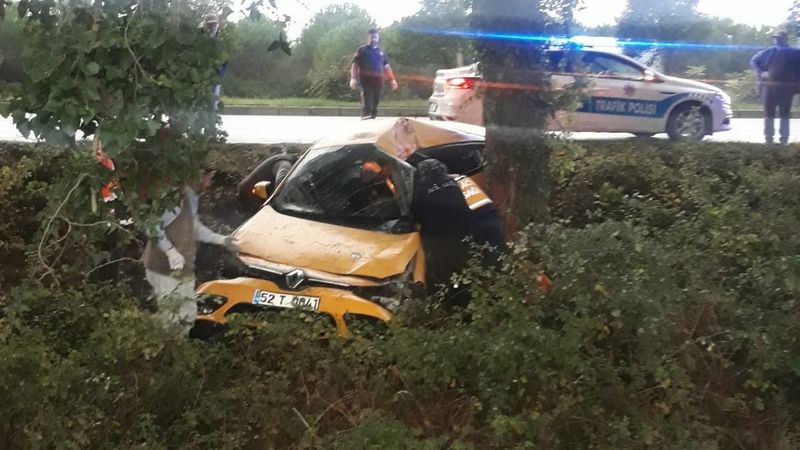 Samsun’da ağaca çarpan taksinin sürücüsü öldü