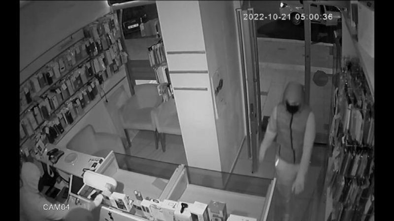 Büyükçekmece'de 5 dakikada 20 cep telefonu ve bir otomobili çaldılar