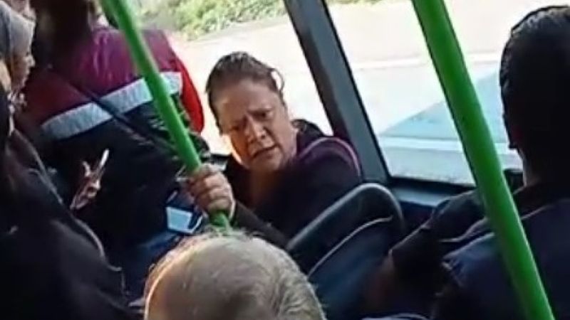 Arnavutköy’deki İETT otobüsünde bir kadın erkeklerle tartıştı