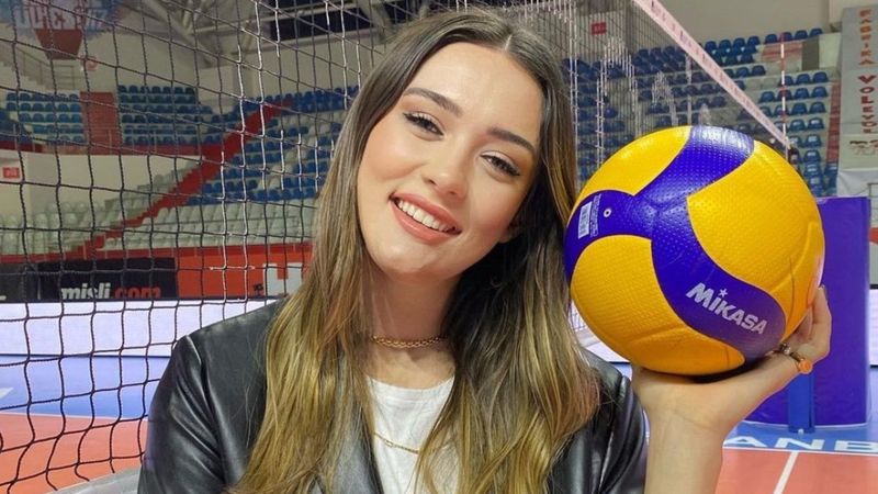Zehra Güneş'in voleybolcu kız kardeşi güzelliğiyle büyüledi! 'Ailecek güzeller'