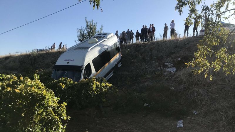 Manisa’da servis minibüsü şarampole düştü: 5'i öğrenci 6 yaralı