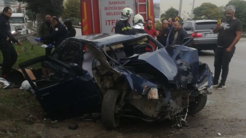 Samsun'da ağaca çarpan otomobilin sürücüsü öldü