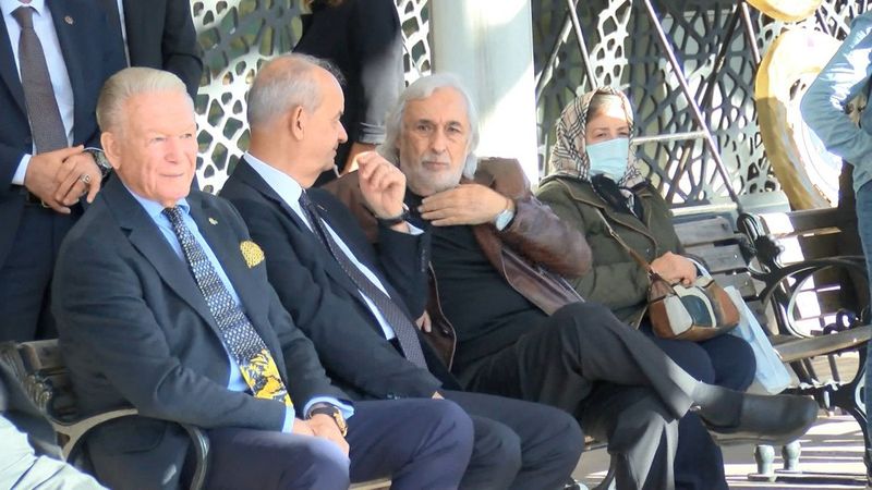 Ablasının cenazesine katılan Müjdat Gezen: Biz daha yaşarız