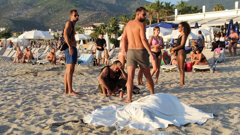 Antalya'da sahibiyle birlikte denize giren eşek boğuldu