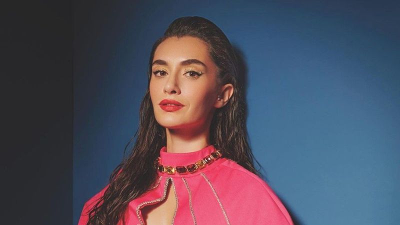 Hande Doğandemir dekolteli pozlarını paylaştı! Takipçileri yorum yağmuruna tuttu! 'Yüreğimize indi'
