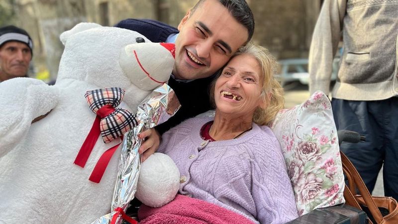 CZN Burak, Darülaceze sakinleriyle bir araya geldi