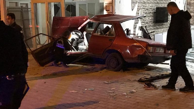 Kahramanmaraş’ta otomobil iş yerine çarptı: 1 ölü, 4 yaralı