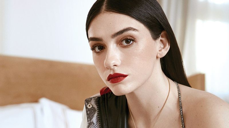 Hazar Ergüçlü transparan kıyafetiyle olay yarattı! 'Keşke giyinseydin için gözüküyor'