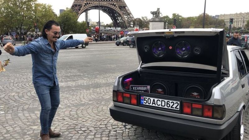 Paris'te yaşayan Türk'ün Şahin aracı, görenlerin ilgisini çekiyor