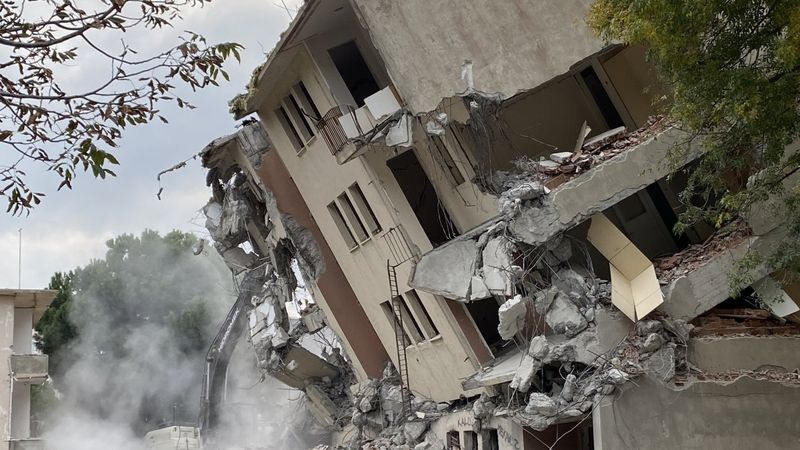 Sinop’ta yıkım sırasında bina yan yattı