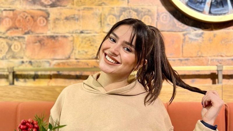 Survivor Ayşe Yüksel mavi mini elbisesiyle olay yarattı! 'Bu güzellik halis mi'