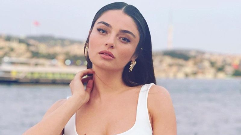 Ayça Ayşin Turan cesur minisiyle olay yarattı! 