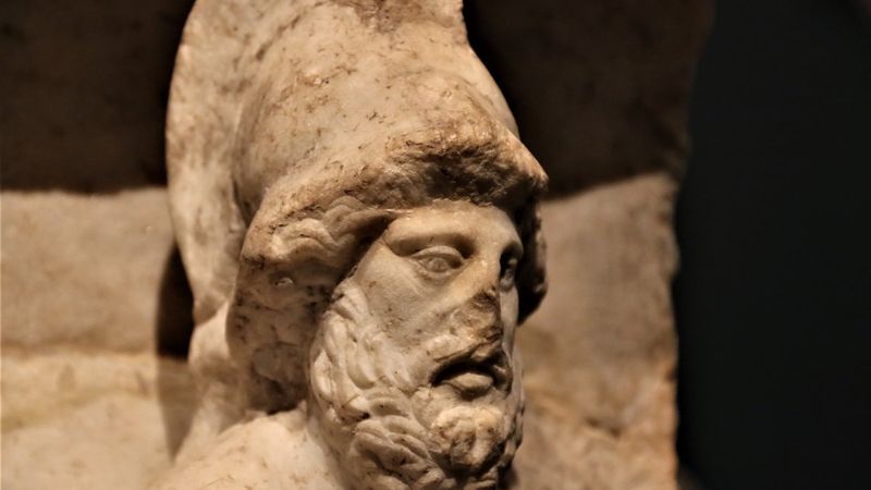 Yurt dışına kaçırılan 6 tarihi eser Türkiye'ye iade edildi