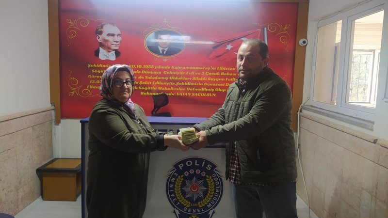 Kahramanmaraş'ta bulduğu döviz dolu poşeti sahibine ulaştırdı