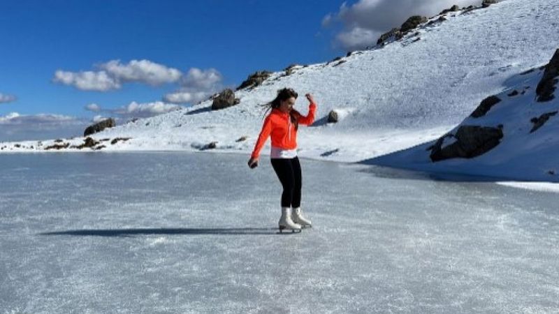 Hakkarili 3 doğasever, donan gölde buz pateni ile kayıp dans etti