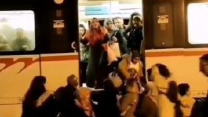 İzmir'de İZBAN arızalanınca vatandaşlar raylardan istasyona yürüdü