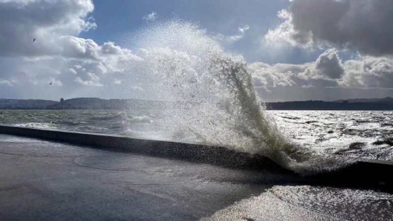 İzmir'de kuvvetli rüzgar ve fırtına uyarısı