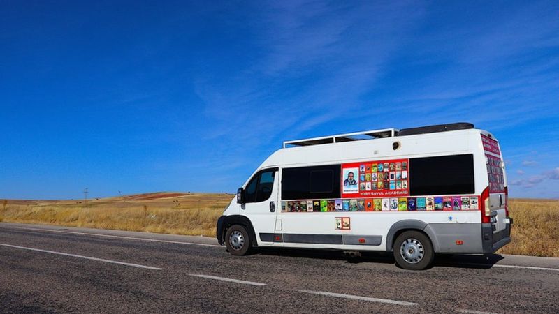 Gezgin yazar Hasan Aktaş, karavanla okurlarına ulaşıyor